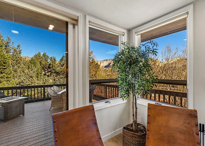 Serene Golfside Townhome Getaway *